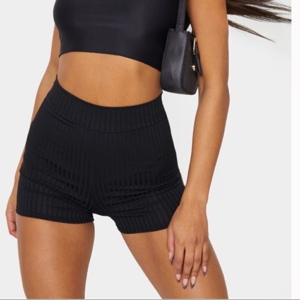 🐈PrettyLittleThing Black Janice Ribbed Shorts🐈